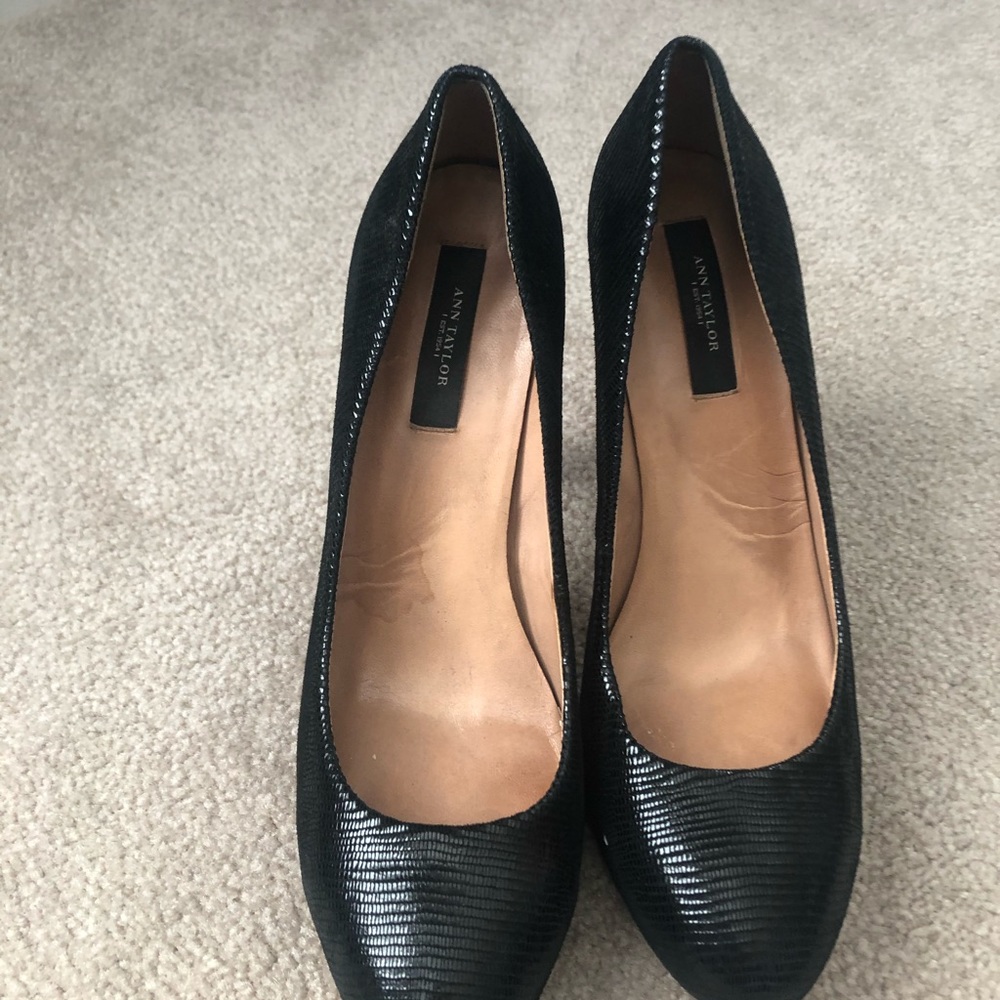 Ann Taylor black leather pumps, ECU, size 8 - Picture 3 of 5